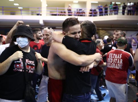 Οι έξαλλοι πανηγυρισμοί των παικτών του Ολυμπιακού με τον κόσμο για την κατάκτηση του τίτλου (pics,vid)