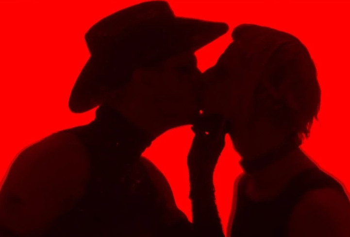 Το φιλί μεταξύ ανδρών στη σκηνή της Eurovision που καταχειροκροτήθηκε