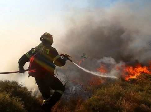 Μεγάλη φωτιά στον Άγιο Στέφανο – Στη «μάχη» και εναέρια μέσα