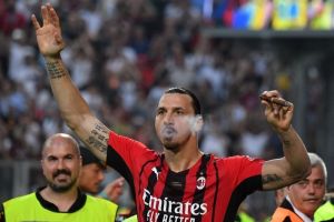 L'incredibile Zlatan, esploso con un sigaro ai premi di Milano (video)