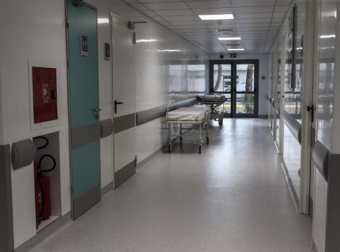 Σοκ στην Πάτρα: Πατέρας 3 παιδιών πέθανε στην αγκαλιά της συζύγου του ενώ περίμενε να εξεταστεί στο νοσοκομείο