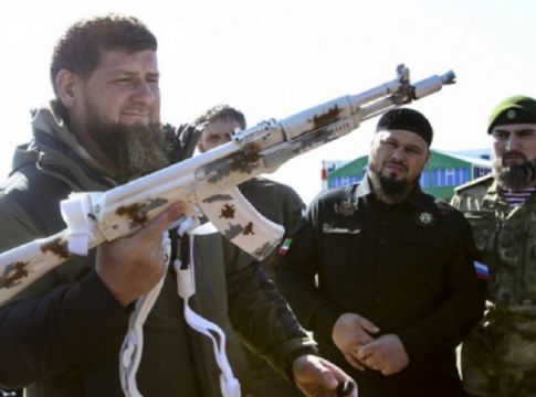 Καντίροφ: Απαιτεί από την Πολωνία συγνώμη για την επίθεση με μπογιές στον Ρώσο πρέσβη