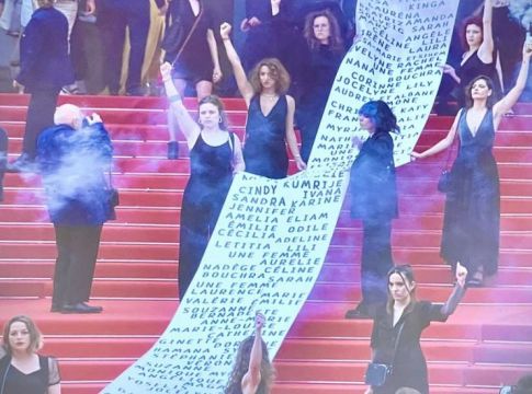 Φεστιβάλ Καννών 2022: Υψωσαν πανό με τα ονόματα γυναικών που δολοφονήθηκαν