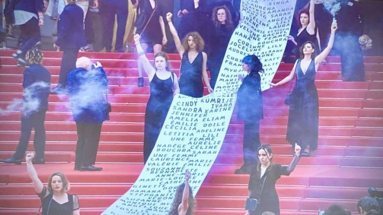 Φεστιβάλ Καννών 2022: Υψωσαν πανό με τα ονόματα γυναικών που δολοφονήθηκαν | to10.gr
