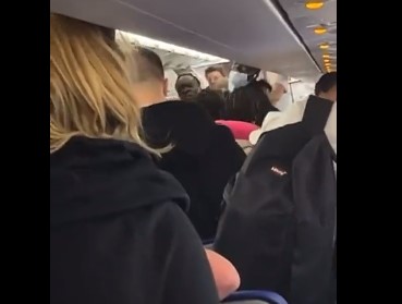 Χάος σε πτήση προς Κρήτη – Βρετανοί τουρίστες χτύπησαν τον πιλότο και τραμπούκισαν πλήρωμα και επιβάτες