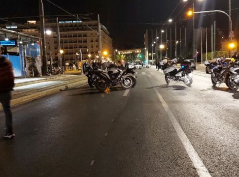 Σύνταγμα: Με πανό «Βασιλιάς Μίνωας πραξικόπημα» ο ένοπλος που έφτασε ως τη Βουλή