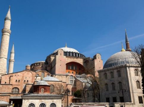 Αγία Σοφία: Σπάσανε ιστορική δεξαμενή νερού και έβαλαν τα παπούτσια τους – Νέες εικόνες βανδαλισμού