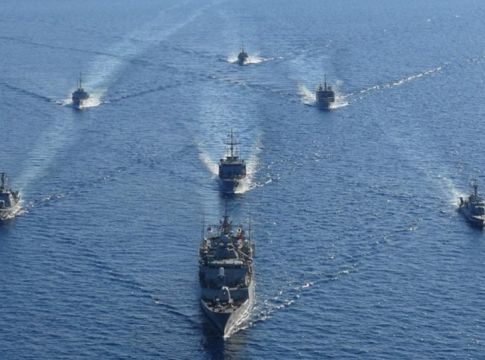 Το ακραίο σενάριο περικύκλωσης ελληνικού νησιού από τουρκικά πλοία – Η παγίδα που πρέπει να αποφύγει η Αθήνα