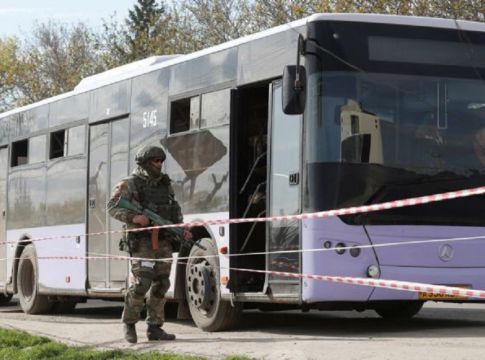 Πόλεμος στην Ουκρανία: Αναβάλλεται για τη Δευτέρα η απομάκρυνση αμάχων από άλλα μέρη της Μαριούπολης