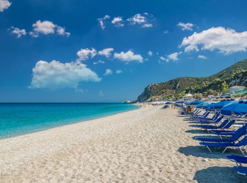 Γαλάζιες σημαίες: Στη δεύτερη θέση παγκοσμίως η χώρα μας για τις καλύτερες παραλίες