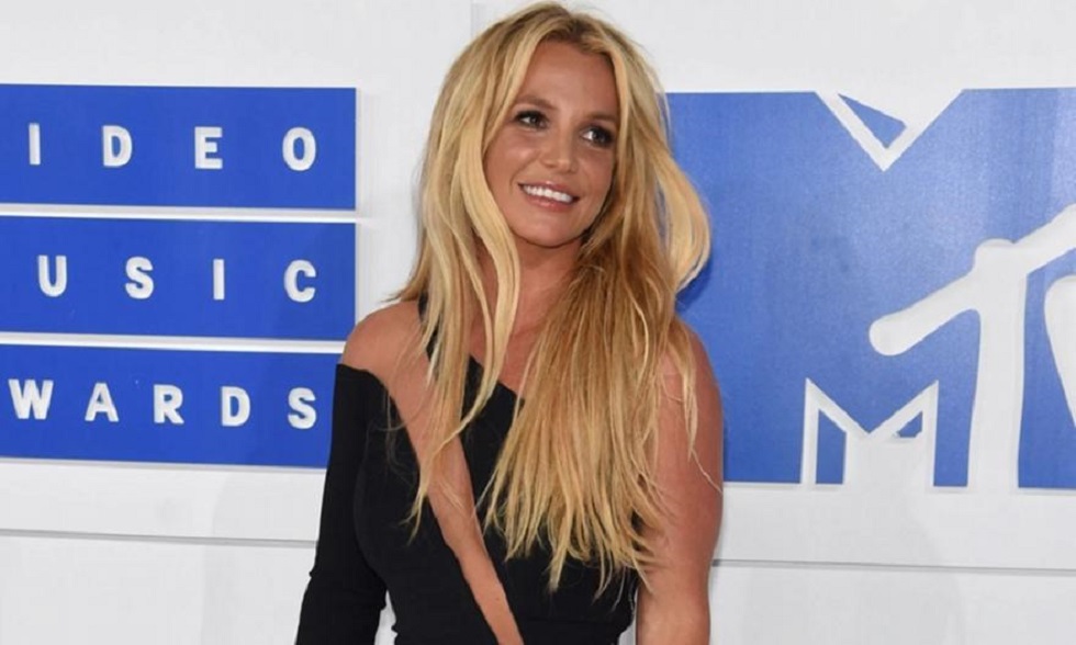 Η Britney Spears ανέβασε τρεις ολόγυμνες φωτογραφίες μέσα σε τέσσερις ώρες