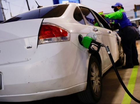 Fuel Pass 2: Αυξάνεται στις 45.000 ευρώ το εισοδηματικό όριο για τους δικαιούχους