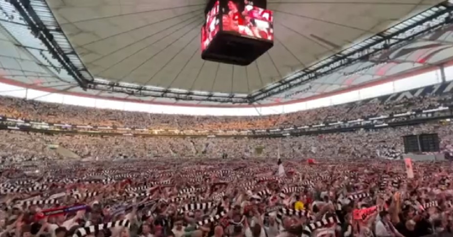 Oι οπαδοί της Άιντραχτ γέμισαν το «Deutsche Bank Park» για να δουν τον τελικό σε γιγαντοοθόνη (vid)