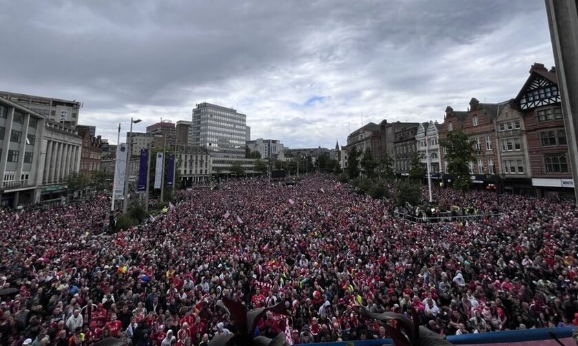 Χαμός στο Νότιγχαμ: «Τρελό» γλέντι με χιλιάδες οπαδούς για την άνοδο στην Premier League (vids)