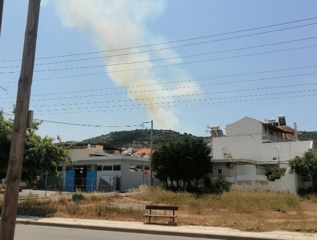 Μεγάλη φωτιά στο Καματερό – Ισχυρές επίγειες και εναέριες δυνάμεις της Πυροσβεστικής