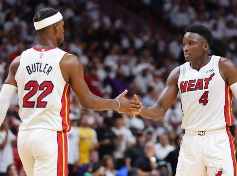 Με Αντεμπάγιο, Μπάτλερ εύκολα το 2-0 οι Χιτ απέναντι στους Σίξερς