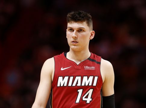 Οι Χιτ έκαναν εύκολα το 1-0 απέναντι στους Σίξερς