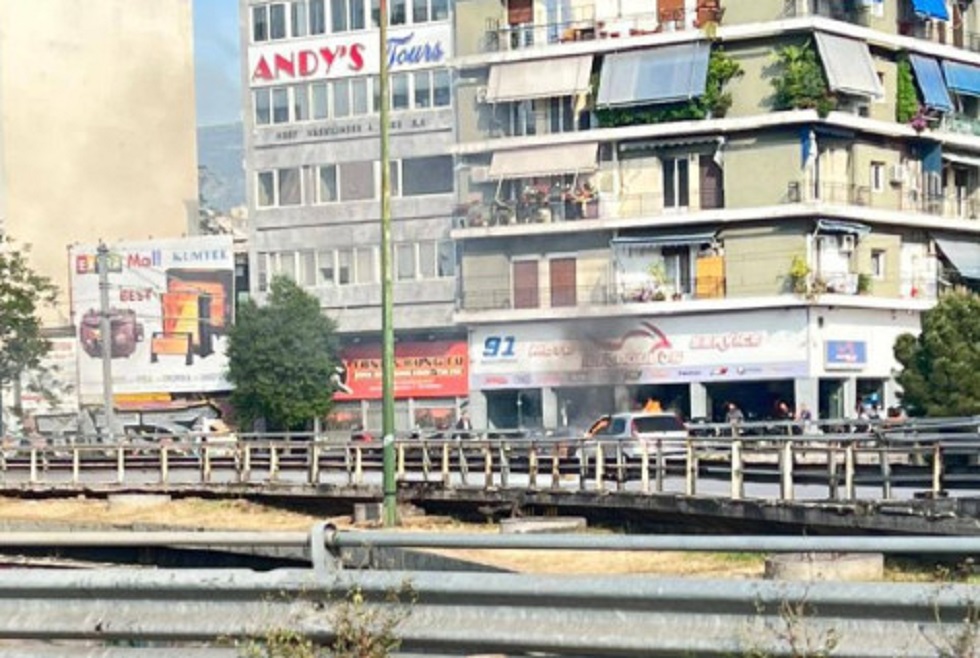 Συγγρού: Φλέγεται αυτοκίνητο στη συμβολή με την Καλλιρρόης (vid)