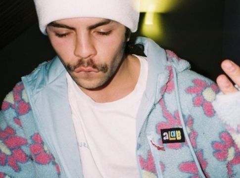 Τo Instagram υποκλίνεται στους κοιλιακούς του Άγγελου Λάτσιου