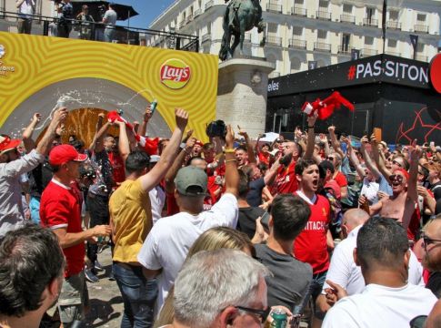 «Τρέλα» από τους οπαδούς της Λίβερπουλ: «Βάφουν» κόκκινο το Παρίσι!