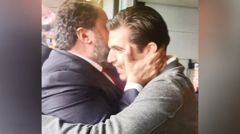 Η αγκαλιά του Βαγγέλη Μαρινάκη με τον γιο του Μιλτιάδη μετά τη νίκη της Νότιγχαμ | to10.gr