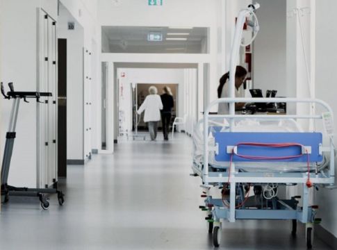 Ελληνίδα ηθοποιός πήγε στο νοσοκομείο με τη μητέρα της και της «ρίχτηκε» γιατρός (vid)