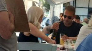 Tα «καυτά» φιλιά του Ντέμη Νικολαΐδη με ξανθιά συνοδό (vid)
