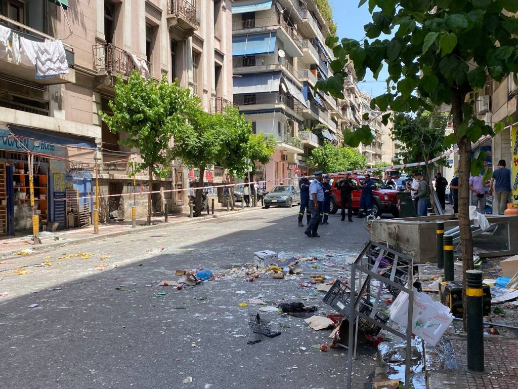 «Από θαύμα δεν υπήρξαν θύματα» – Βομβαρδισμένο τοπίο μετά την έκρηξη στο κέντρο της Αθήνας (pics)