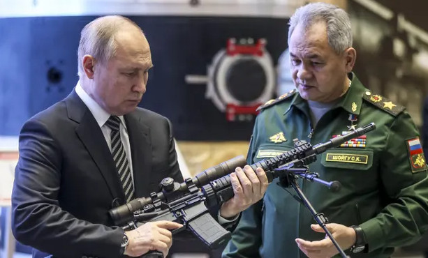 Ο Πούτιν πήρε… το όπλο του – Έχει ρόλο «συνταγματάρχη» στις αποφάσεις στο πεδίο της μάχης, λένε αναλυτές | to10.gr