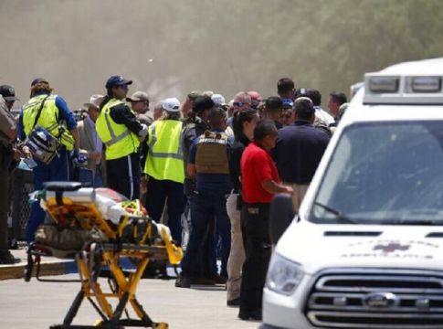 Τέξας: Παραμένει στο στόχαστρο η αστυνομία για το μακελειό – Γονείς απωθήθηκαν με βία από το σχολείο