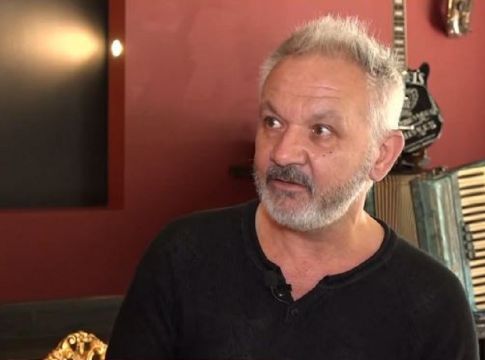 Χρήστος Θηβαίος: «Ο Πέτρος Φιλιππίδης είναι παιδικός μου φίλος – Θα τον συμβούλευα να…» (vid)