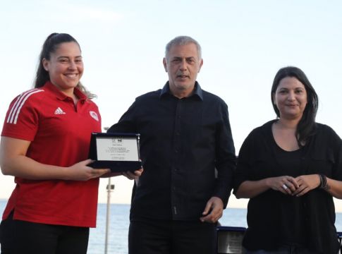 Ο Δήμος Πειραιά βράβευσε τις ομάδες πόλο γυναικών Ολυμπιακού και Εθνικού