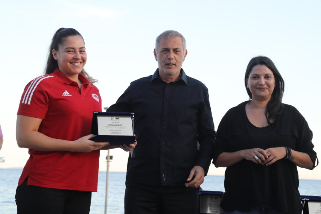 Ο Δήμος Πειραιά βράβευσε τις ομάδες πόλο γυναικών Ολυμπιακού και Εθνικού