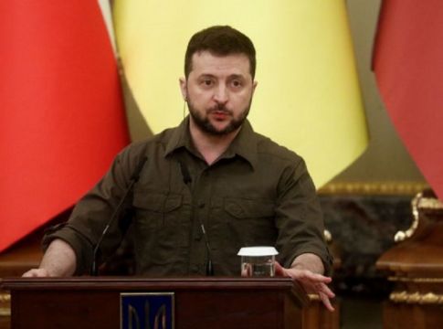 «Όχι» Ζελένσκι σε Μακρόν – «Μόνο η ένταξη στην ΕΕ δεν συνιστά συμβιβασμό με τη Ρωσία»