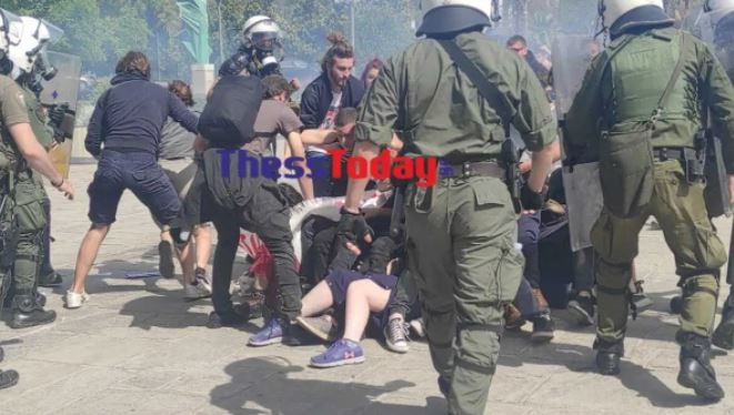 Νέα βίντεο από τις συμπλοκές στη Θεσσαλονίκη: «Πονάω, δεν μπορώ να πάρω ανάσα» φώναζε φοιτητής
