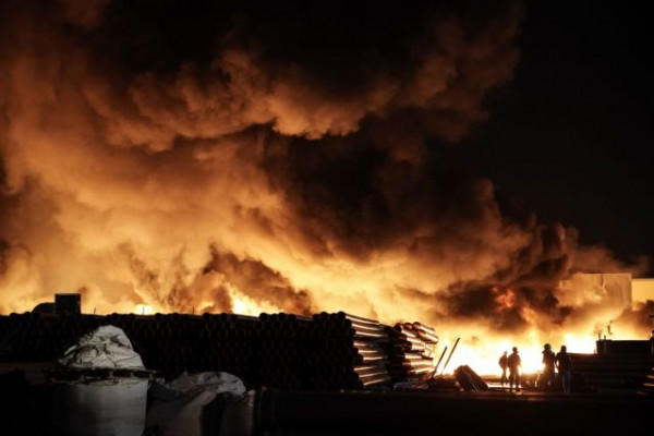 Σε ύφεση η φωτιά στον Ασπρόπυργο – Ολονύχτια μάχη στο εργοστάσιο με τα πλαστικά