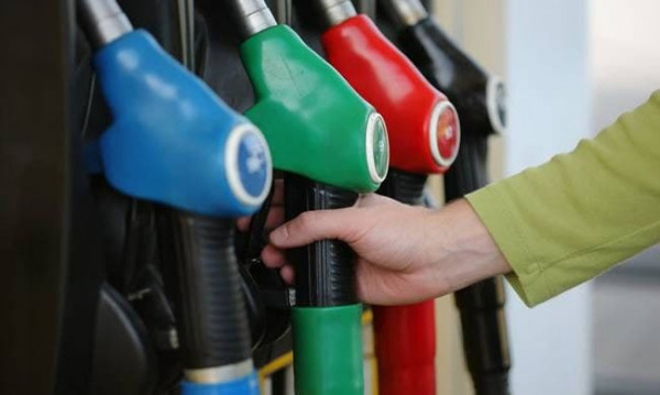 «Χωρίς φρένα» η άνοδος της τιμής της βενζίνης – Πού «αγγίζει» τα 3 ευρώ