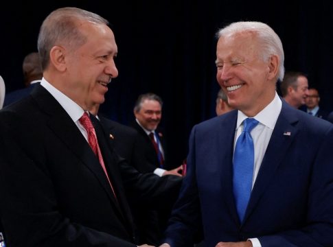 Το παζάρι του Ερντογάν στο ΝΑΤΟ: Η άρση του βέτο, ο Μπάιντεν, το Αιγαίο και η Συρία