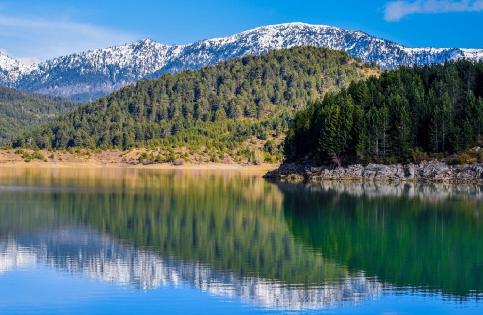 Αγνοείται 16χρονος που έκανε βουτιά στη λίμνη Αώου μπροστά σε φίλους του