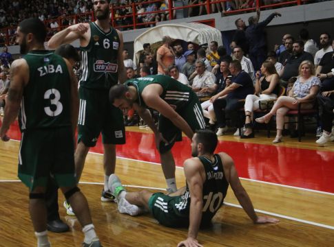 Απίστευτη ατυχία για Παπαπέτρου: Τραυματίστηκε στη διαφημιστική πινακίδα (vid)