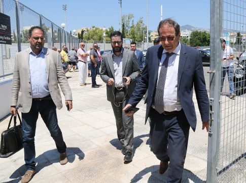 Οπαδοί της ΑΕΚ έξω από τα γραφεία του ΕΣΑΚΕ πριν την έναρξη του ΔΣ