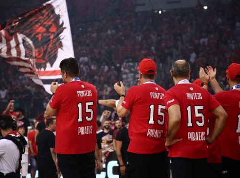 Mε φανέλες του Πρίντεζη σήκωσαν το πρωτάθλημα οι παίκτες του Ολυμπιακού