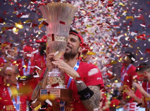 Ολυμπιακός: Η στιγμή που ο Πρίντεζης σηκώνει το 13ο πρωτάθλημα (pics, vid)