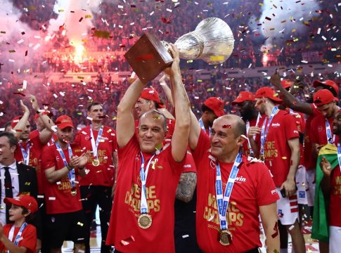 Ο Παναγιώτης Αγγελόπουλος… τρολάρει τον Παπαπέτρου: «Χωρίς κλιματιστικό εγώ θα φύγω από τη συνέντευξη Τύπου»!