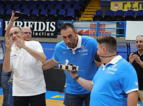 Εθνική Ελλάδος: Τούρτα έκπληξη στον Ντικούδη