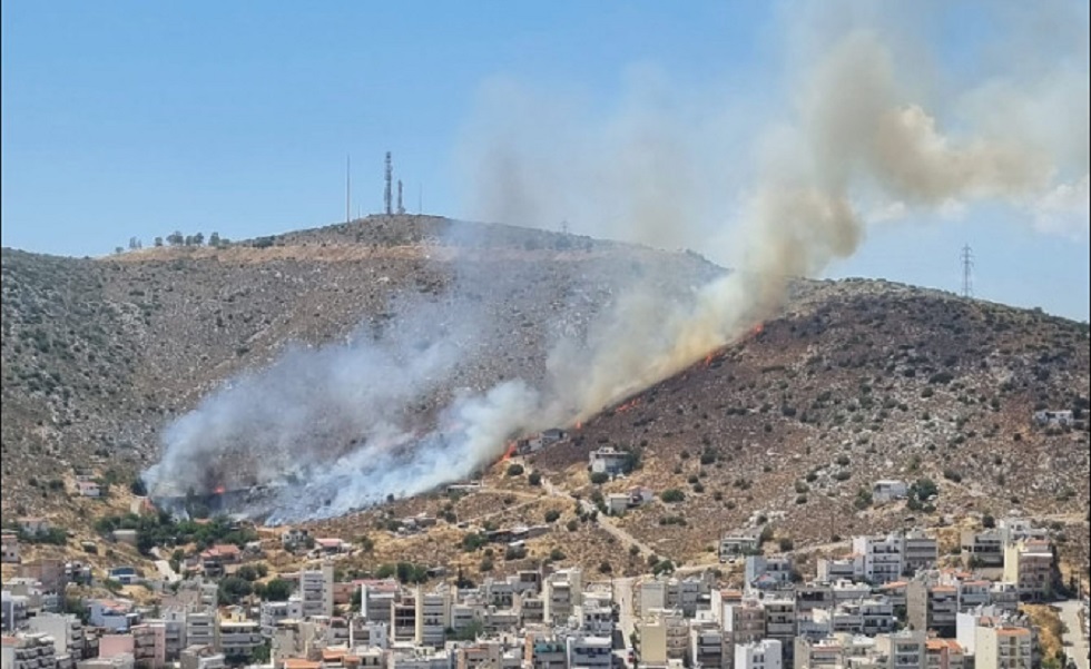 Φωτιά στο Σχιστό κοντά σε κατοικημένη περιοχή – Ενισχύθηκαν οι πυροσβεστικές δυνάμεις