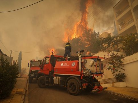 Γλυφάδα: Δυναμώνει το πύρινο μέτωπο προς το Πανόραμα Βούλας – Εκκένωση ζητά ο δήμαρχος