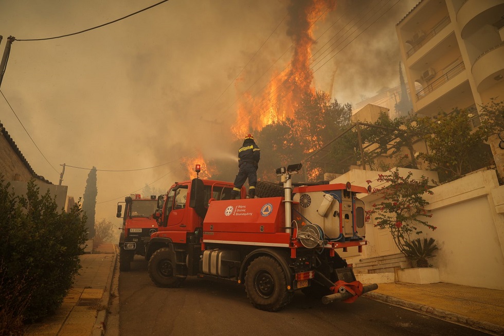 Γλυφάδα: Δυναμώνει το πύρινο μέτωπο προς το Πανόραμα Βούλας – Εκκένωση ζητά ο δήμαρχος