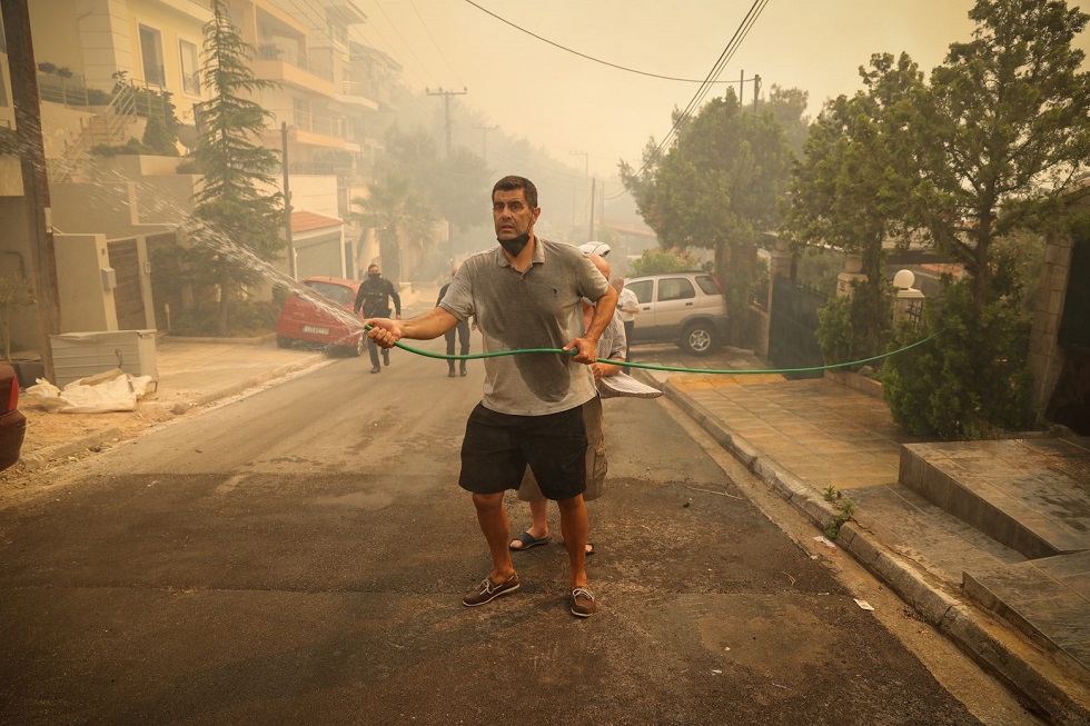 Φωτιά στη Βούλα: Σώθηκαν σπίτια στην οδό Άτλαντος – Κινδυνεύει άλλο στην Αρματωλών