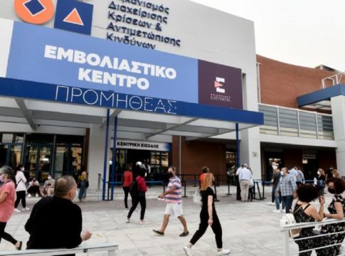 Κορωνοϊός: Σε διαφορετική γραμμή υπουργείο και Επιτροπή για τέταρτη δόση – Σύγχυση στον κόσμο
